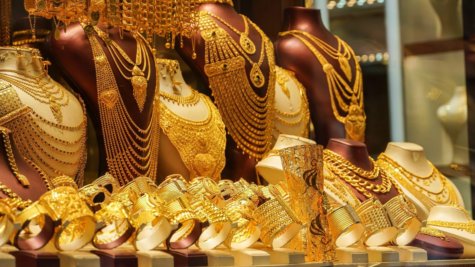 Gold Pries: Gold in the global market is disturbed but India continues to rise, know what is the reason?