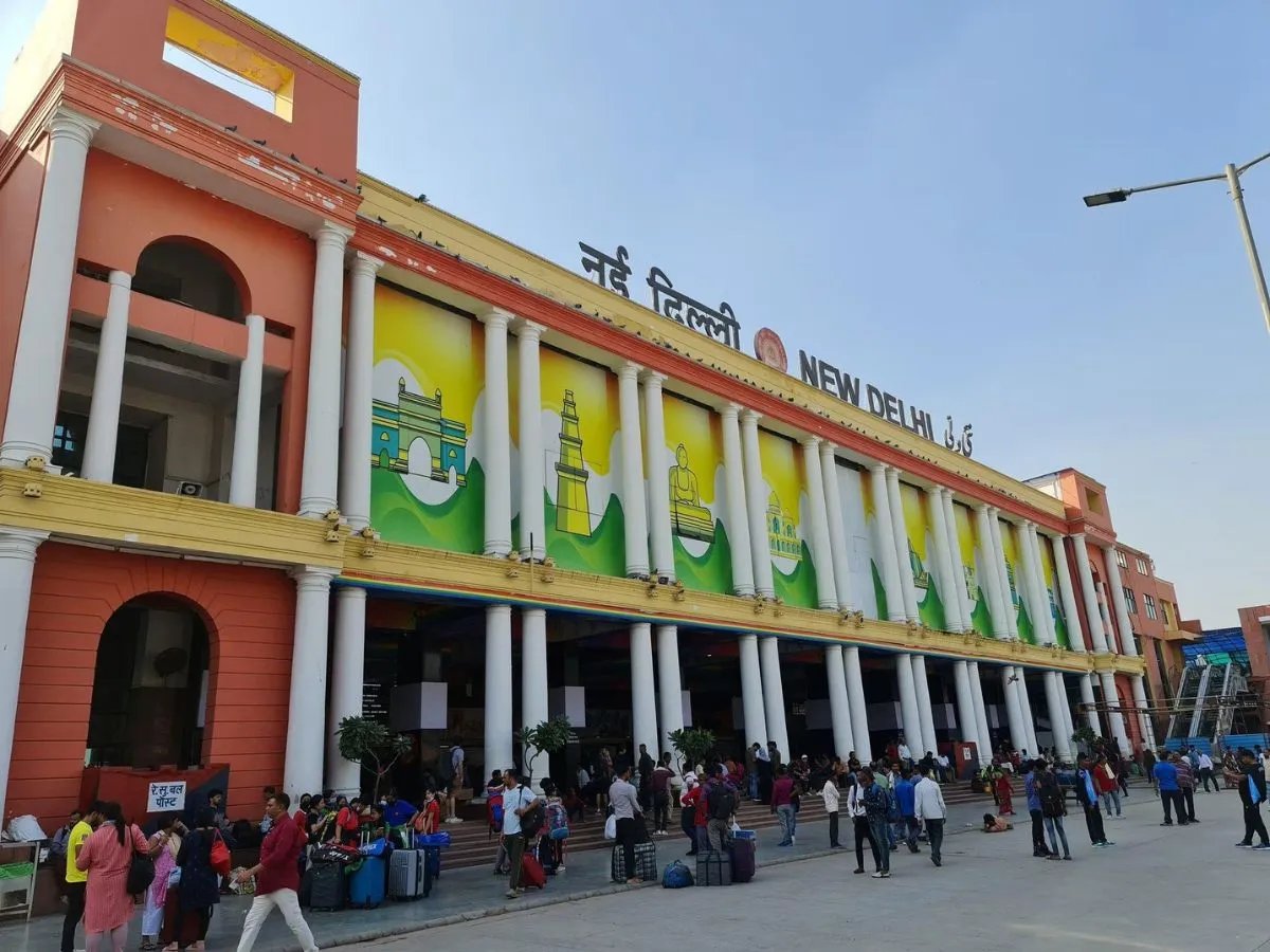 Which listing company gets New Delhi railway station Re-Develoopment contract of 2195 crore